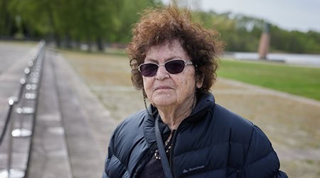 Für das Buch ließ Emmie Arbel ihre Lebensgeschichte über Zeichnungen erzählen. (Archivbild) / Foto: Jörg Carstensen/dpa