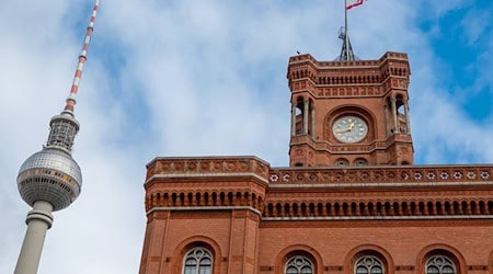 Im Roten Rathaus wird ein Hip-Hop-Ball gefeiert. (Archivbild) / Foto: Monika Skolimowska/dpa-Zentralbild/dpa