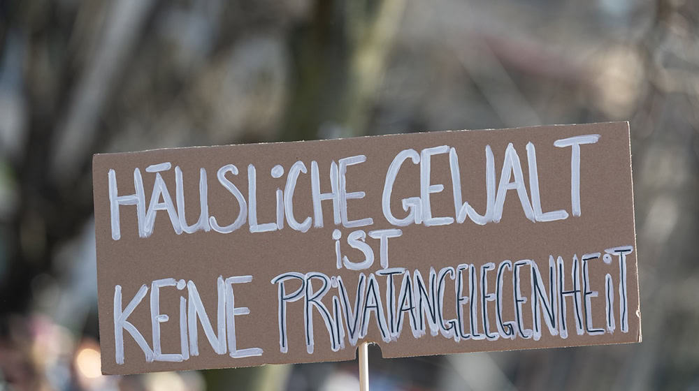 Rund 80 Prozent der betroffenen Menschen, die Gewalt in der Partnerschaft erleben, sind Frauen (Archivbild). / Foto: Hannes P. Albert/dpa