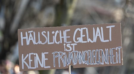 Rund 80 Prozent der betroffenen Menschen, die Gewalt in der Partnerschaft erleben, sind Frauen (Archivbild). / Foto: Hannes P. Albert/dpa