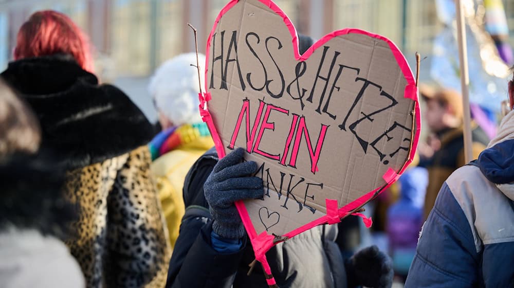 Hintergrund der beiden Demonstrationen sind Bilderbuchlesungen von zwei Dragqueens im Humboldt Forum. / Foto: Annette Riedl/dpa