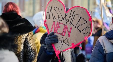 Hintergrund der beiden Demonstrationen sind Bilderbuchlesungen von zwei Dragqueens im Humboldt Forum. / Foto: Annette Riedl/dpa