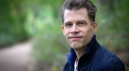 Autor Bas Kast bei einem Spaziergang am Berliner Schlachtensee.  / Foto: Bernd von Jutrczenka/dpa