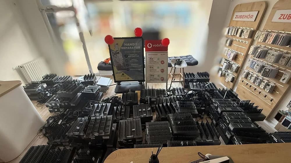 Die Berliner Polizei beschlagnahmte Computer und Technik zum Abschicken von Massen-SMS. / Foto: -/Polizei Berlin/dpa