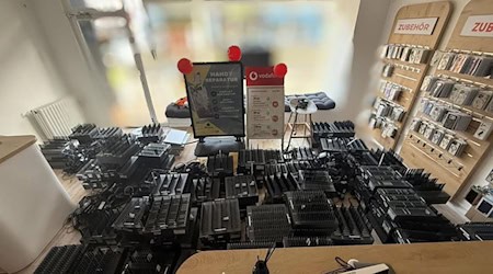 Die Berliner Polizei beschlagnahmte Computer und Technik zum Abschicken von Massen-SMS. / Foto: -/Polizei Berlin/dpa