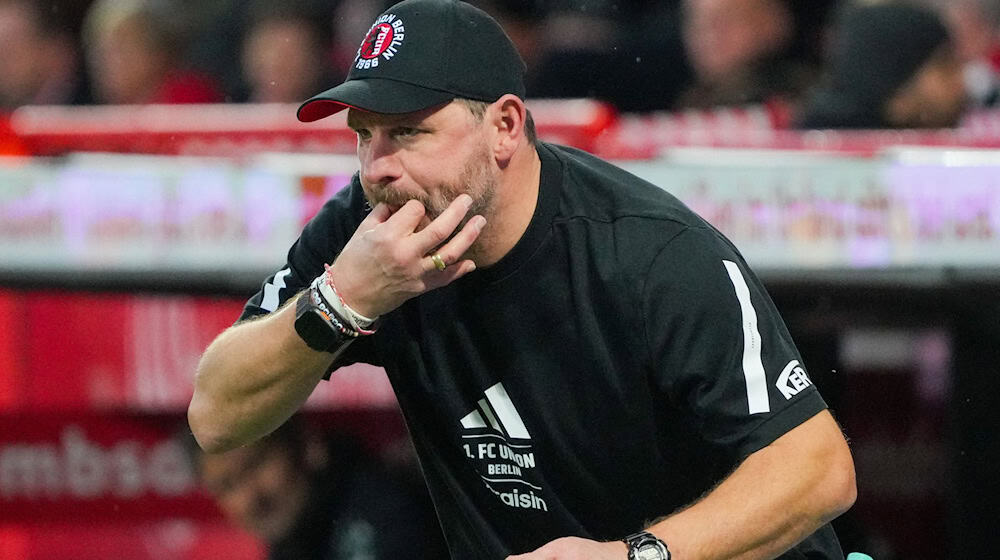 Steffen Baumgart ist mit Union Berlin seit Ende Oktober ungeschlagen. (Archivbild) / Foto: Soeren Stache/dpa