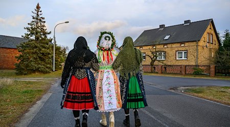 Das «Bescherkind» ist eine sorbische Tradition in der Lausitz. (Archivbild) / Foto: Patrick Pleul/dpa