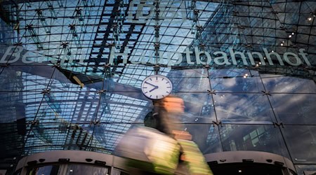 Der Verdächtige soll am Eingang des Hauptbahnhofs geschossen haben. (Symbolbikld) / Foto: Christoph Soeder/dpa