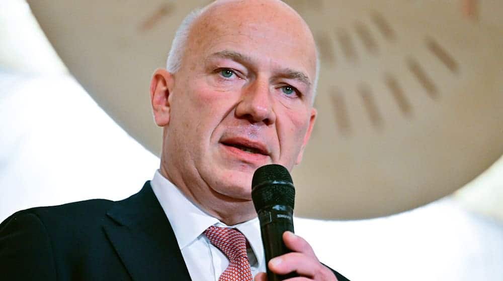 Berlins Regierender Bürgermeister Kai Wegner (CDU) will vorstellen, wie Berlin am Brandenburger Tor Silvester feiert. (Archivbild)  / Foto: Sebastian Christoph Gollnow/dpa