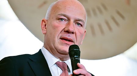 Berlins Regierender Bürgermeister Kai Wegner (CDU) will vorstellen, wie Berlin am Brandenburger Tor Silvester feiert. (Archivbild)  / Foto: Sebastian Christoph Gollnow/dpa