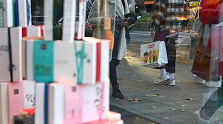 Am Black Friday schlagen viele Kunden zu (Symbolbild). / Foto: Elisa Schu/dpa