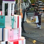 Am Black Friday schlagen viele Kunden zu (Symbolbild). / Foto: Elisa Schu/dpa