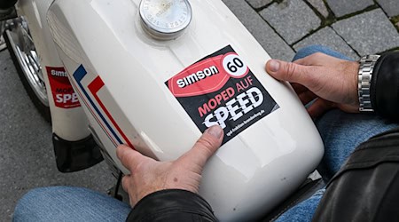 Der brandenburgische Landtag setzt sich einstimmig dafür ein, Tempo 60 auch für re-importierte DDR-Zweiräder der Marke Simson zuzulassen. (Archivbild) / Foto: Jens Kalaene/dpa