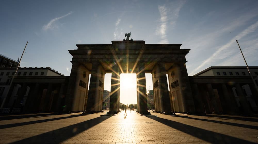 Die Sonne zeigt sich am Wochenende in Berlin und Brandenburg immer wieder. (Archivbild) / Foto: Christophe Gateau/dpa