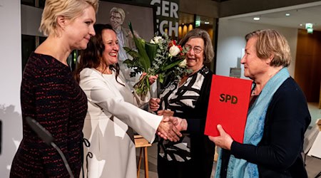 Die SPD hat den Regine-Hildebrandt-Preis verliehen - unter anderem an die Omas gegen Rechts aus Potsdam. / Foto: Fabian Sommer/dpa