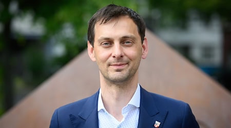 Der SPD-Landesvorsitzende Martin Hikel gibt sich zuversichtlich für die Aufstellung des Spitzenkandidaten Steffen Krach am Samstag. (Archivbild) / Foto: Bernd von Jutrczenka/dpa