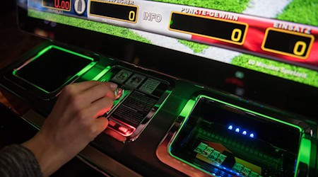 Trotz jahrzehntelanger Praxis dürfen im Neuköllner Bowling-Center keine neuen Geldspielautomaten aufgestellt werden. (Symbolbild) / Foto: picture alliance / dpa