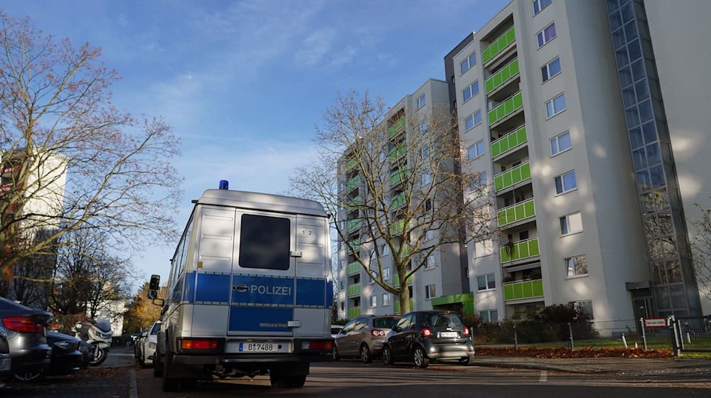 In Neukölln durchsuchten Polizisten am Morgen ein Objekt. / Foto: Manuel Genolet/dpa
