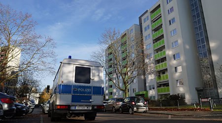 In Neukölln durchsuchten Polizisten am Morgen ein Objekt. / Foto: Manuel Genolet/dpa