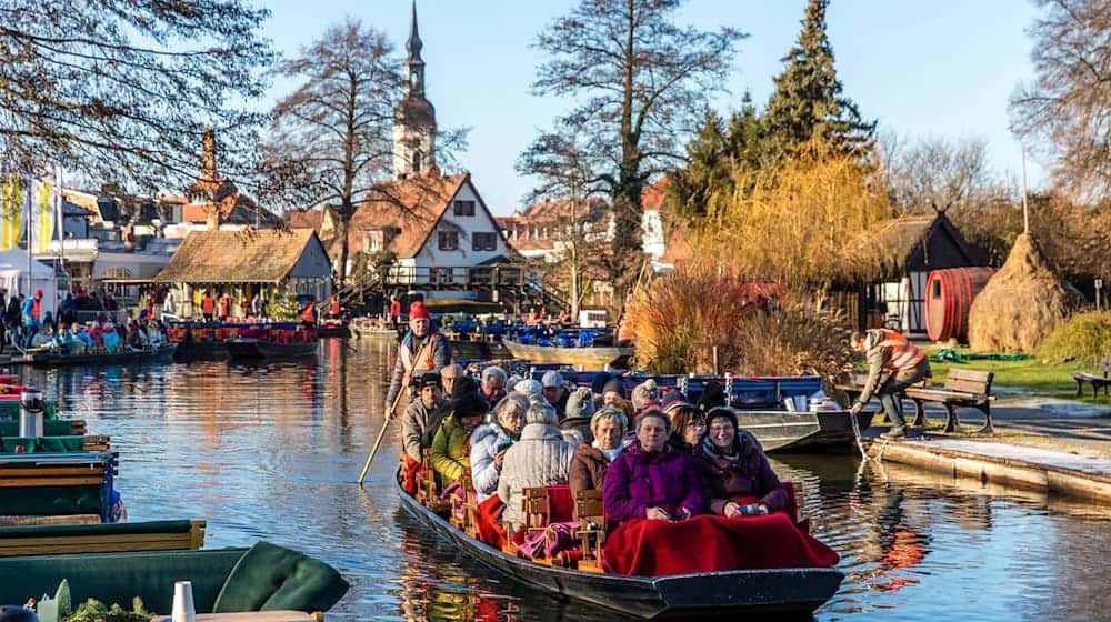 Vom Hafen von Lübbenau fährt ein Kahn mit Besuchern zum Weihnachtsmarkt in das Spreewalddorf Lehde. (Archivbild) / Foto: Frank Hammerschmidt/dpa/ZB