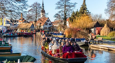 Vom Hafen von Lübbenau fährt ein Kahn mit Besuchern zum Weihnachtsmarkt in das Spreewalddorf Lehde. (Archivbild) / Foto: Frank Hammerschmidt/dpa/ZB