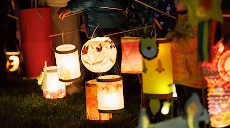 Traditionell basteln Kinder Laternen für den Martinsumzug. (Symbolbild) / Foto: Julian Rettig/dpa