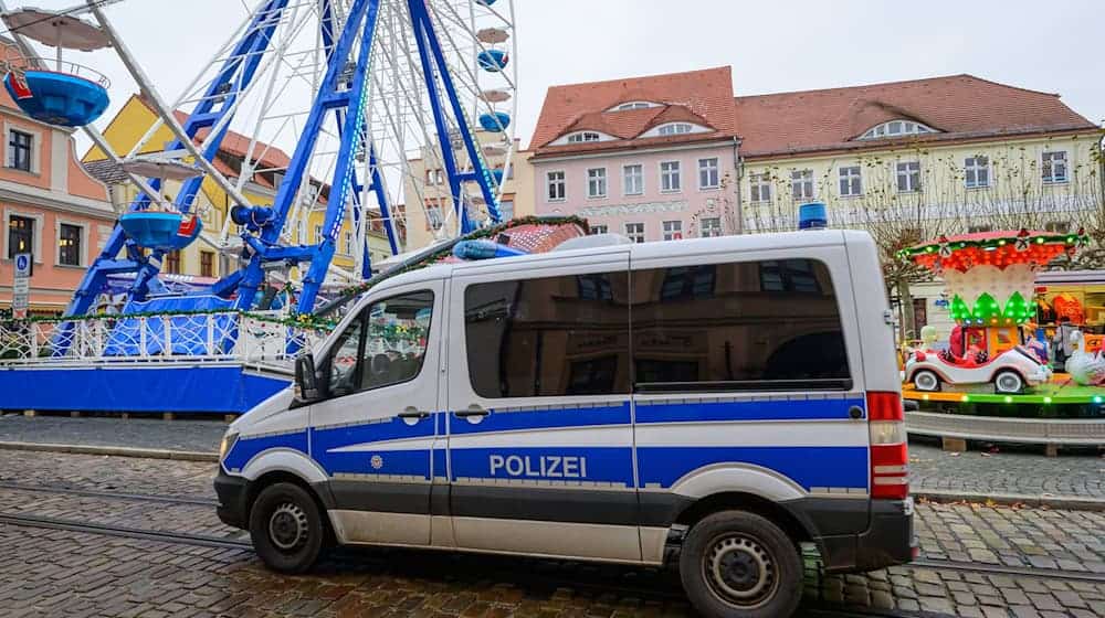Nicht nur besinnlich: Auf dem Weihnachtsmarkt in Cottbus endet ein Streit um Grillfleisch mit einer handfesten Auseinandersetzung. (Archivbild)  / Foto: Patrick Pleul/dpa