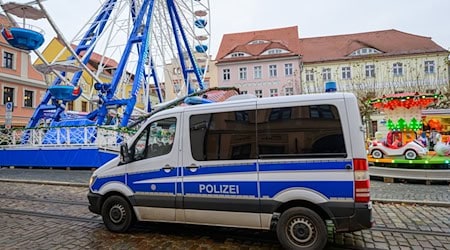 Nicht nur besinnlich: Auf dem Weihnachtsmarkt in Cottbus endet ein Streit um Grillfleisch mit einer handfesten Auseinandersetzung. (Archivbild)  / Foto: Patrick Pleul/dpa