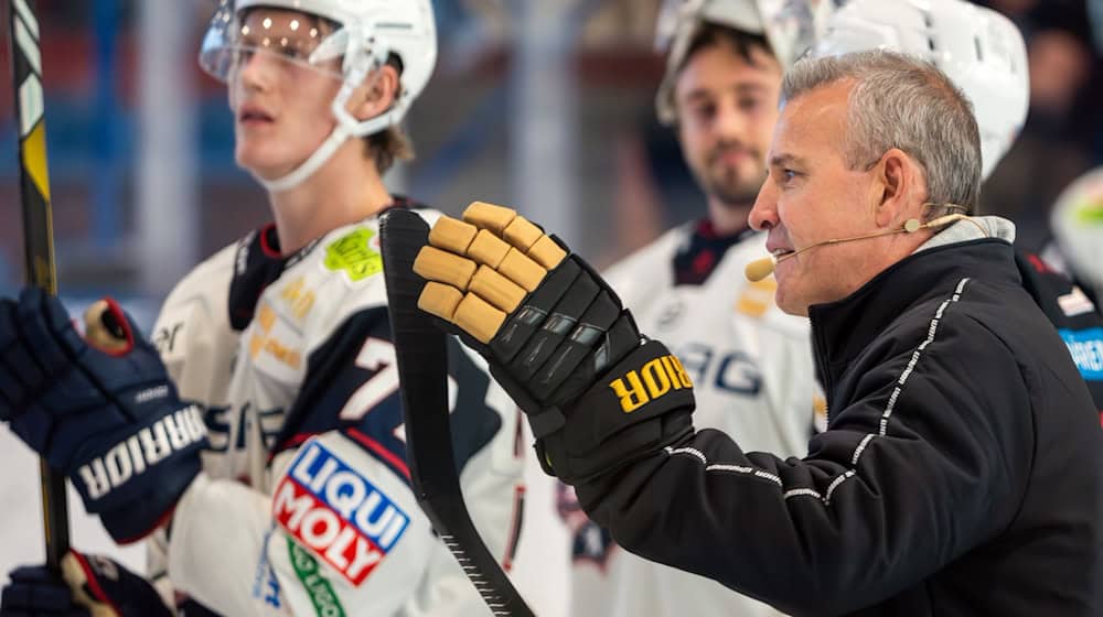 Cheftrainer Serge Aubin (r.) sieht bei den Eisbären Berlin noch Verbesserungsbedarf. / Foto: Soeren Stache/dpa
