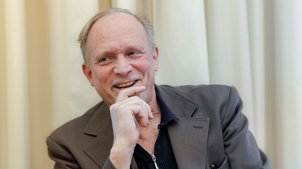 Mag es lieber analog: Schauspieler Ulrich Tukur. (Archivbild) / Foto: Markus Scholz/dpa