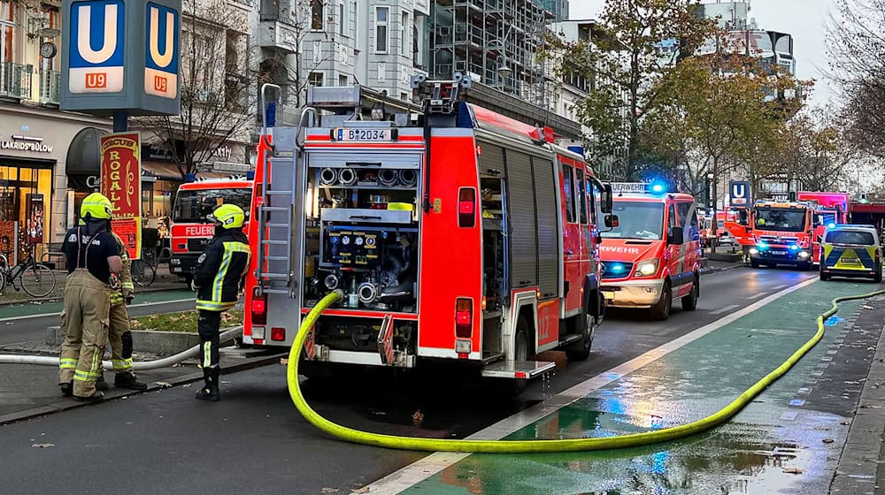 Einsatzkräfte gingen mit Atemschutzgeräten in die U-Bahn-Station, um den Brand zu löschen. / Foto: Marion van der Kraats/dpa