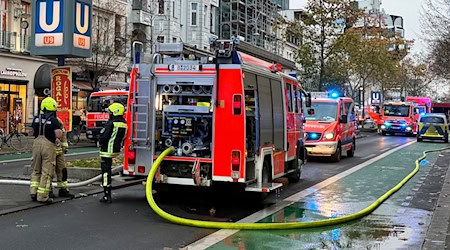Einsatzkräfte gingen mit Atemschutzgeräten in die U-Bahn-Station, um den Brand zu löschen. / Foto: Marion van der Kraats/dpa