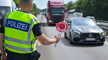 Die Grenzkontrollen zwischen Deutschland und Polen auf der A12 sorgen für Staus. Gegen Ende Jahres soll eine neue Verkehrsführung Entlastung bringen. (Archivbild) / Foto: Patrick Pleul/dpa