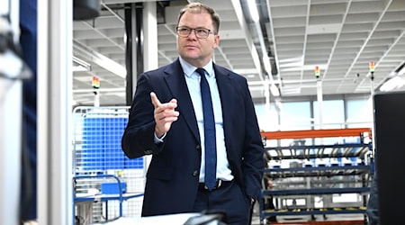 Bundesumweltminister Schneider hat die Verbraucher in Deutschland aufgefordert, beim Kauf von Smartphones auch gebrauchte Geräte in Erwägung zu ziehen. / Foto: Elisa Schu/dpa