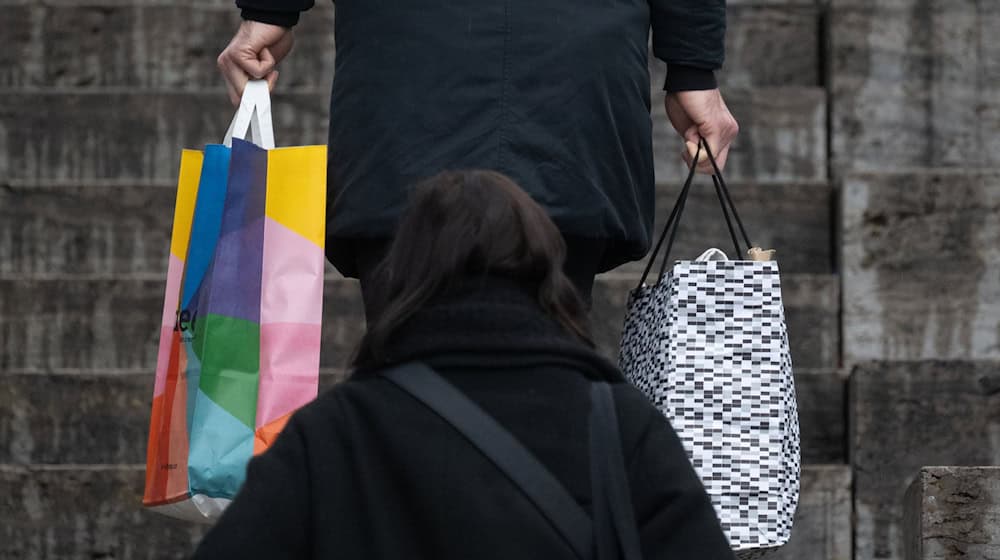 Insbesondere zu Weihnachten brummt das Geschäft im Einzelhandel. (Archivbild) / Foto: Marijan Murat/dpa