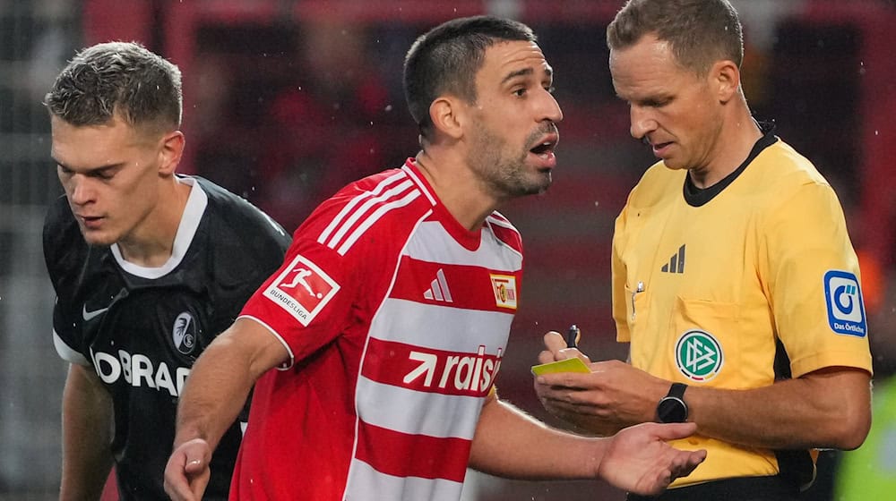 Rani Khedria kann eine Entscheidung von Schiedsrichter Storks nicht verstehen.  / Foto: Soeren Stache/dpa