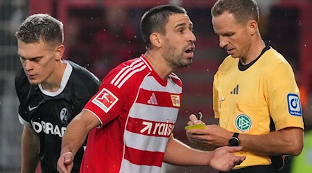 Rani Khedria kann eine Entscheidung von Schiedsrichter Storks nicht verstehen.  / Foto: Soeren Stache/dpa