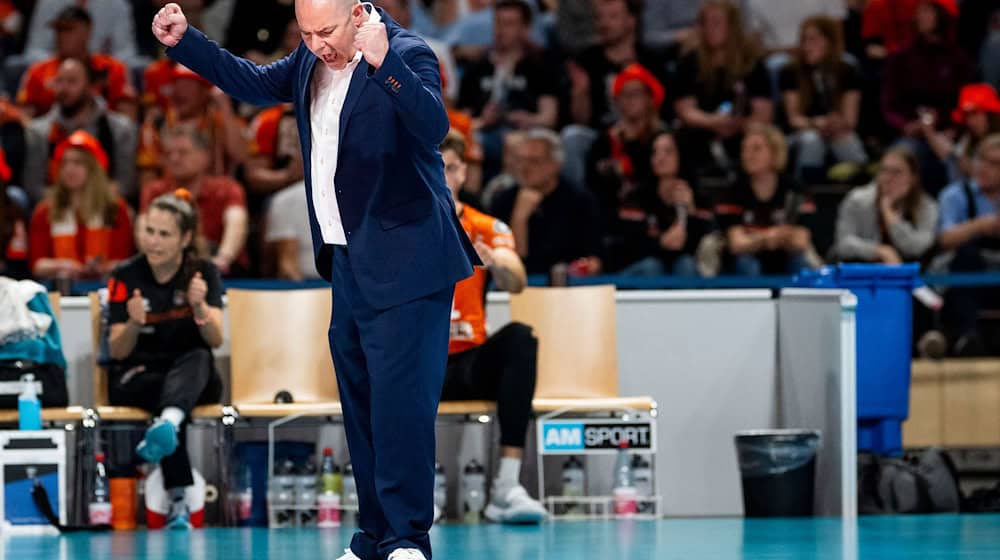 Joel Banks freut sich nach einem Sieg der BR Volleys. (Archivbild) / Foto: Julius Frick/dpa