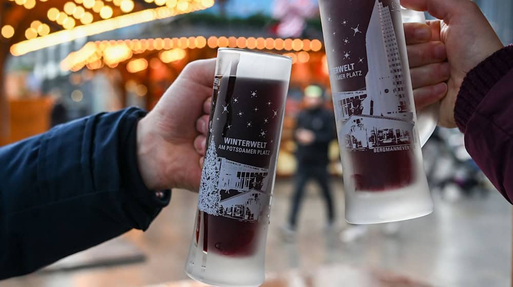 Für viele Menschen gehört ein Glühwein beim Besuch eines Weihnachtsmarktes dazu.  / Foto: Jens Kalaene/dpa