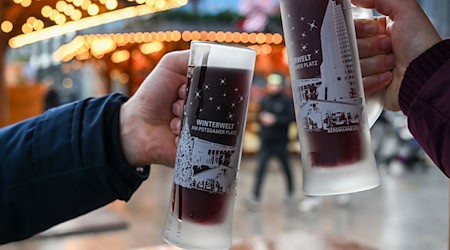 Für viele Menschen gehört ein Glühwein beim Besuch eines Weihnachtsmarktes dazu.  / Foto: Jens Kalaene/dpa