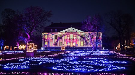Die Lichtinstallationen zu «Weihnachten im Tierpark» in Berlin-Lichtenberg wurden am Abend eröffnet.  / Foto: Britta Pedersen/dpa
