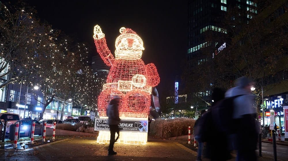 Am Kurfürstendamm (Ku'damm) leuchtet die Weihnachtsbeleuchtung. / Foto: Annette Riedl/dpa