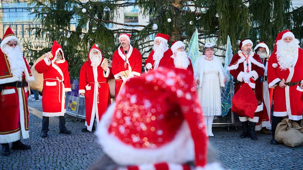 Auch im letzten Jahr trafen sich Engel und Weihnachtsmänner zur Vollversammlung vor dem Brandenburger Tor. (Archivbild) / Foto: Annette Riedl/dpa