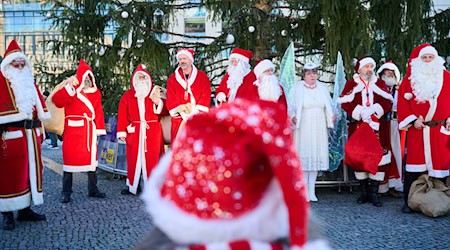 Auch im letzten Jahr trafen sich Engel und Weihnachtsmänner zur Vollversammlung vor dem Brandenburger Tor. (Archivbild) / Foto: Annette Riedl/dpa