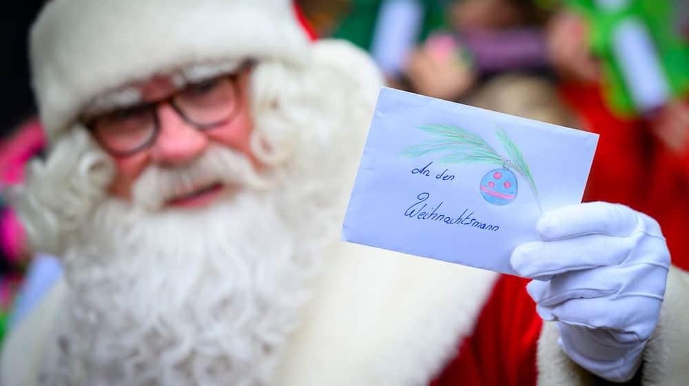 Der Weihnachtsmann kümmert sich in Himmelpfort um die Briefe von Kindern. (Archivbild) / Foto: Patrick Pleul/dpa
