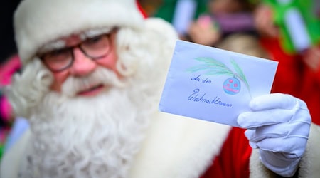 Der Weihnachtsmann kümmert sich in Himmelpfort um die Briefe von Kindern. (Archivbild) / Foto: Patrick Pleul/dpa
