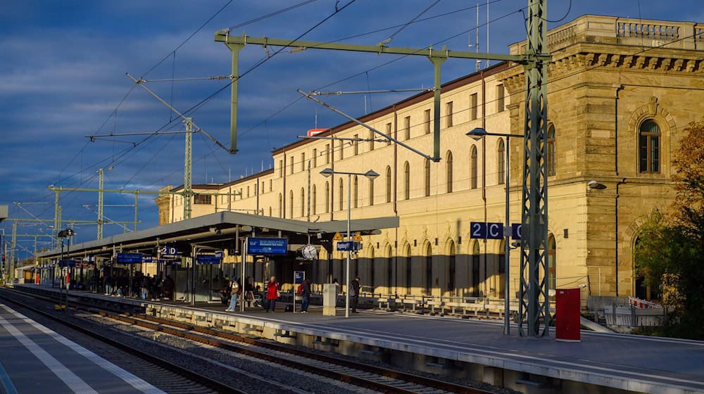 Pendlerzüge sind ab dem 17. November wieder zwischen Magdeburg und Berlin unterwegs. (Archivbild) / Foto: Klaus-Dietmar Gabbert/dpa