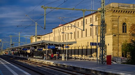 Pendlerzüge sind ab dem 17. November wieder zwischen Magdeburg und Berlin unterwegs. (Archivbild) / Foto: Klaus-Dietmar Gabbert/dpa