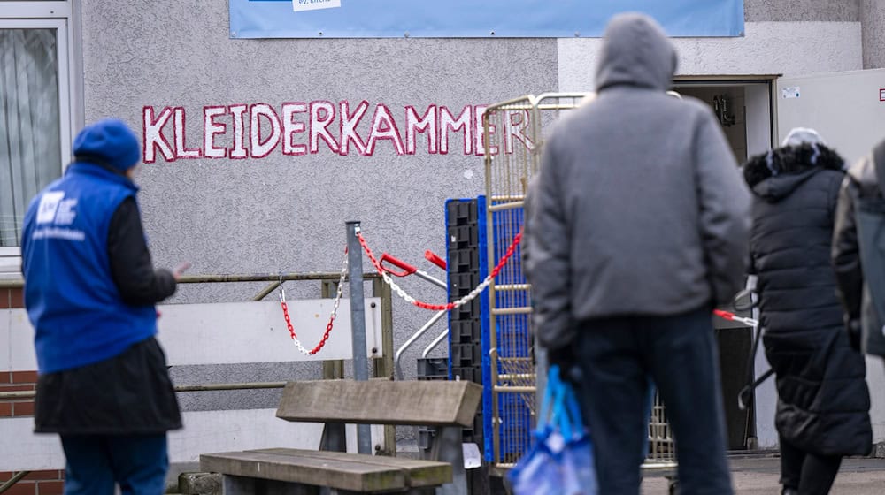 Wer eine ungenutzte Winterjacke hat, kann diese spenden. (Archivbild) / Foto: Monika Skolimowska/dpa