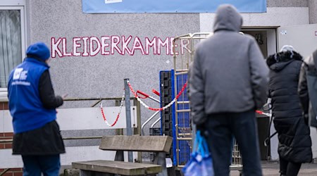 Wer eine ungenutzte Winterjacke hat, kann diese spenden. (Archivbild) / Foto: Monika Skolimowska/dpa